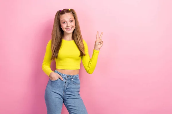 Sarı Uzun Kollu Atkuyruklu Kız Öğrenci Fotoğrafı Sarı Arka Planda — Stok fotoğraf