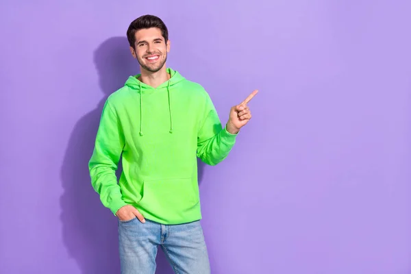 Zdjęcie Pozytywne Młody Facet Nosić Jasny Zielony Bluza Palec Bezpośredni — Zdjęcie stockowe
