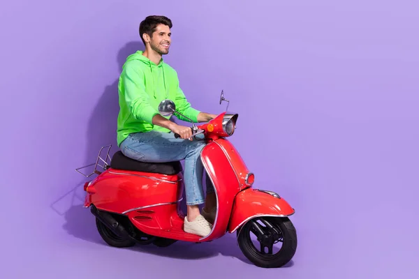 Foto Tamanho Total Motorista Jovem Homem Nova Scooter Procurando Espaço — Fotografia de Stock