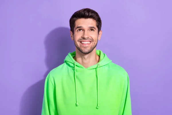 Πορτρέτο Του Αισιόδοξου Όμορφος Άντρας Brunet Χτένισμα Ντυμένος Πράσινο Hoodie — Φωτογραφία Αρχείου