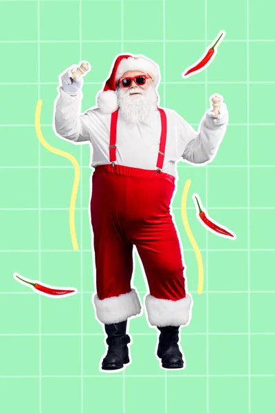 Vertikale Collage Bild Von Aufgeregten Überglücklichen Weihnachtsmann Arme Halten Pfeffer — Stockfoto