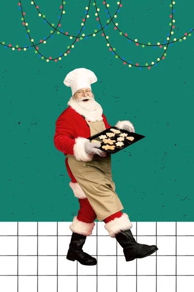 Pionowe Kolaż Obraz Funky Santa Trzymać Pieczone Ciasteczka Taca Spacery — Zdjęcie stockowe