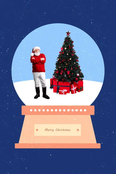 高齢者の祖父サンタの垂直創造的なコラージュ交差手クリスマスツリープレゼントは お祝いの背景を描く上で孤立 — ストック写真