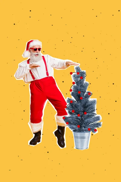 图片说明 滑稽时髦的祖父欢欢喜喜地跳舞装饰圣诞树孤立的图画背景 — 图库照片