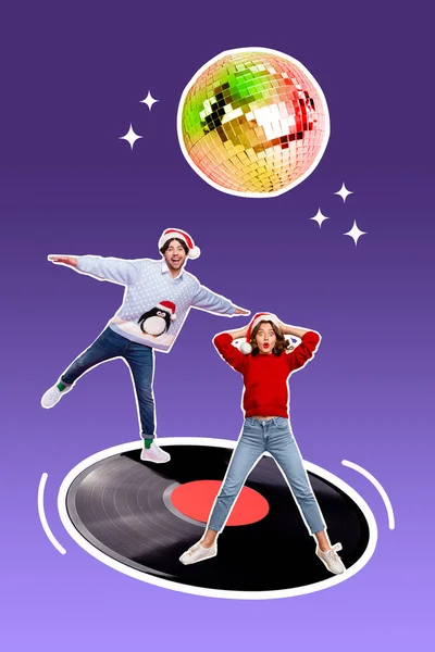 两个积极向上的兴奋的人跳舞 在富有创意的背景下跳着巨大的乙烯唱片迪斯科舞会的垂直拼贴图片 — 图库照片