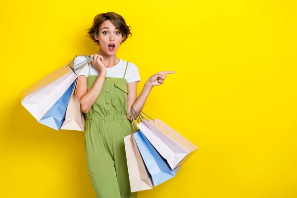 Photo Impressed Shocked Shopaholic Girl Hold Much Package Clothes Gifts — Stock Photo, Image