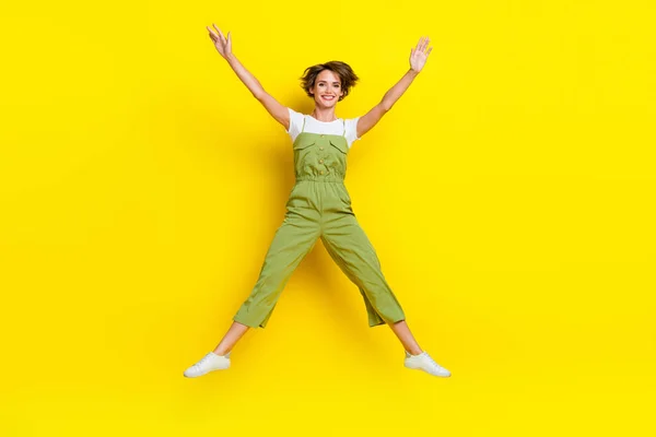 기사보기 전반적 몸길이의 무관심 점프하는 소녀가 심볼을 휴가를 즐기는 장면노란 — 스톡 사진
