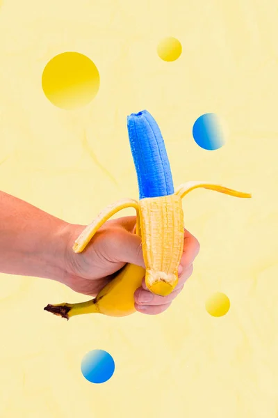 人間の手の垂直創造的な写真のコラージュイラストは黄色の色の背景に隔離されたバナナウクライナの旗の色の果物を保持 — ストック写真