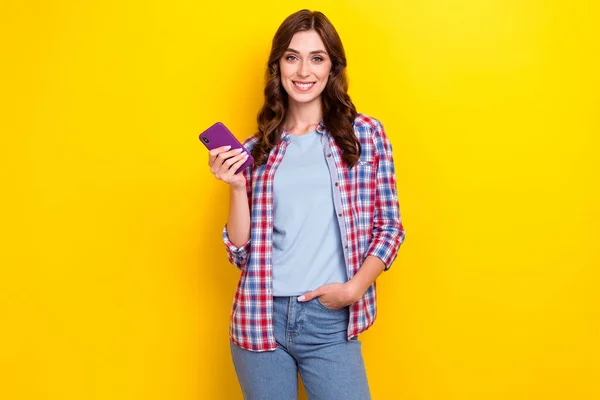 Photo Confident Person Influencer Girl Hand Pocket Hold New Apple — Stock Photo, Image