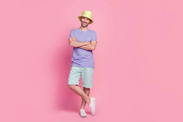 フルボディ写真の素敵な若い男折り畳まれた腕夏コレクションショッピングポスター身に着けているトレンディーな青の外観ピンク色の背景に隔離 — ストック写真