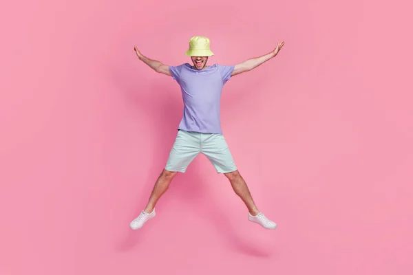 滑稽男子身穿时髦服装的全长照片跳跃游泳池空旷的空间隔离在粉红色的背景下 — 图库照片