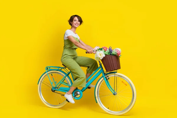 Ganzkörperfoto Von Wunderschönen Jungen Dame Reiten Fahrrad Feminine Bewegung Tragen — Stockfoto
