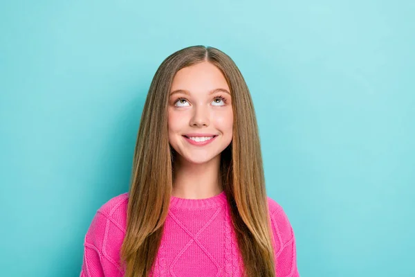 Portrét Optimistické Rozkošné Pozitivní Dívka Dlouhým Účesem Nosit Růžový Svetr — Stock fotografie