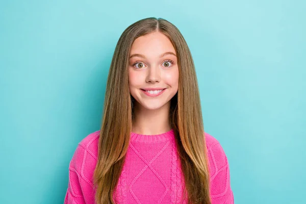 Portrét Dobré Nálady Vzrušený Optimistický Dívka Dlouhé Účesy Nosit Růžový — Stock fotografie