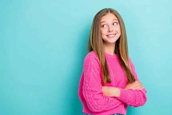 Portré Elégedett Boldog Lány Hosszú Frizura Viselni Rózsaszín Pulóver Álló — Stock Fotó