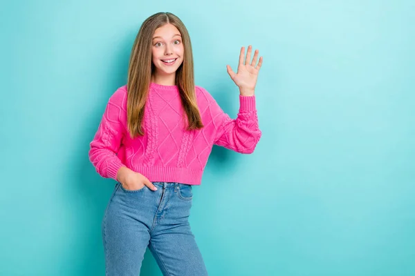Portret Optymistycznej Przyjaznej Dziewczyny Blond Włosy Nosić Różowy Pullover Machać — Zdjęcie stockowe