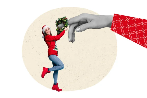 小女孩黑色白色伽玛夹的创造性拼贴图像把圣诞花环放在大胳膊上的手指上 而不是把戒指隔离在漆成的背景上 — 图库照片