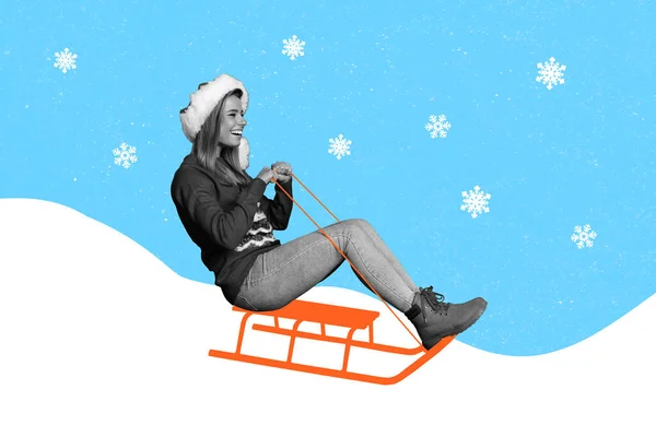 若いアクティブライダーの女の子のコラージュ写真はクリスマスの帽子を着用してください新年の精神をお届け青い背景に隔離された楽しい屋外雪の天気を持っています — ストック写真