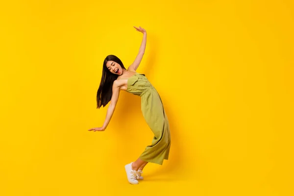 Полный Портрет Тела Довольной Малайзиянки Стоящей Цыпочках Танца Выделенный Желтом — стоковое фото