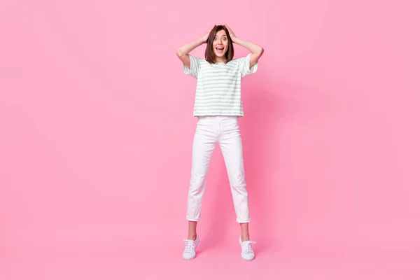 Foto Longitud Completa Chica Optimista Impresionado Desgaste Rayas Camiseta Pantalones — Foto de Stock
