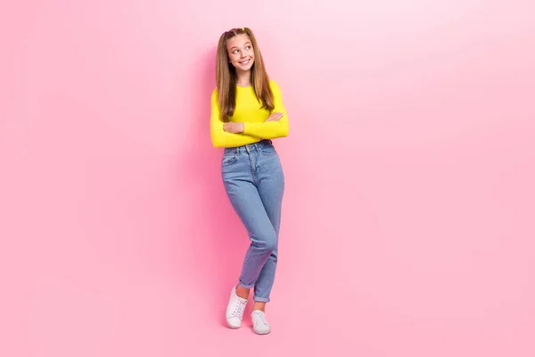 Hayalperest Liseli Kızın Tam Boy Fotoğrafı Sarı Ekili Bluz Giyiyor — Stok fotoğraf
