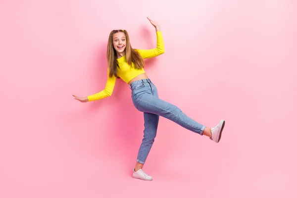 Heyecanlı Liseli Kızın Uzun Bir Fotoğrafı Sarı Bluz Giyer Pembe — Stok fotoğraf