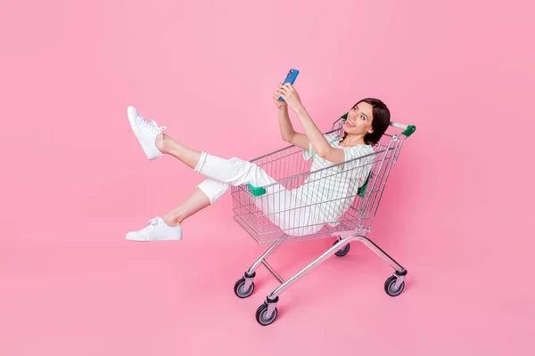 Photo Funky Girl Sit Cart Use Device Video Talk Recommend — Stockfoto