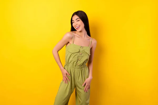 Fotografie Roztomilé Mladé Dámy Nosit Zelený Outfit Usmívat Izolované Žluté — Stock fotografie