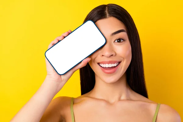 Hoş Taylandlı Kızın Portresi Telefon Boş Uzay Ekranı Örtüsünü Sarı — Stok fotoğraf