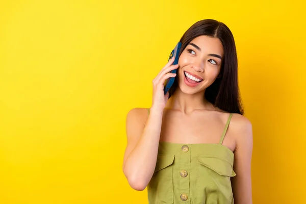 귀여운 Filipino 사람의 노란색 배경에 고립된 전화를 말한다 — 스톡 사진