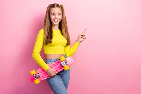 Çekici Heyecanlı Okul Kızının Fotoğrafı Sarı Renkli Bluz Giyer Uzun — Stok fotoğraf