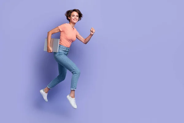 可愛いです光沢のある女性の完全な長さの写真は 縞模様のTシャツを着用ジャンプ高実行中の近代的なデバイス空のスペース孤立紫色の背景を保持 — ストック写真