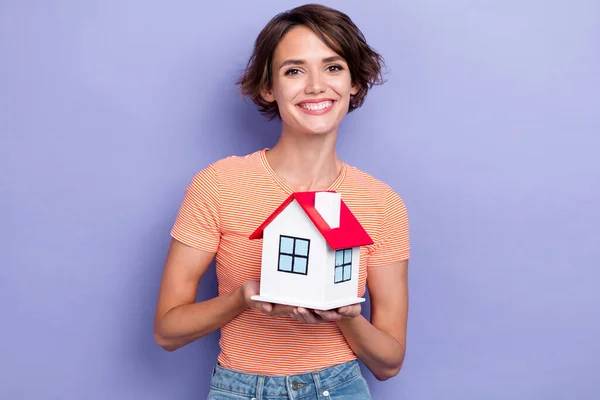 照片上快乐漂亮的女士穿着时髦的衣服高兴地买下自己的房子搬到用紫色背景隔开的现代化公寓 — 图库照片