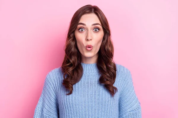 面白いクレイジー素敵な女性の閉鎖ポルノの着用青ニットセーターを置く唇驚き秋の販売季節絶縁上のピンク色の背景 — ストック写真