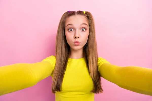 Foto Chica Emocionada Impresionada Con Peinado Recto Usar Top Amarillo —  Fotos de Stock