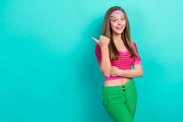 Portret Pozytywnej Dziewczyny Długimi Włosami Ubrany Różowo Top Reżyserowanie Sprzedaży — Zdjęcie stockowe