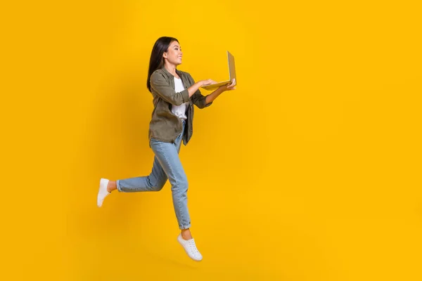 Foto Corpo Inteiro Mulher Negócios Coreana Positiva Saltar Com Laptop — Fotografia de Stock