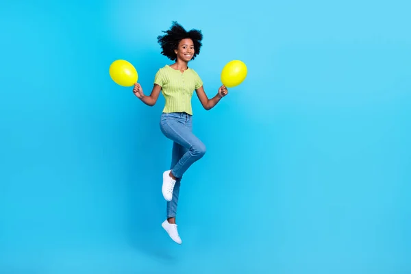 全长照片中快乐可爱兴奋的梦幻般的空中跳伞女孩举着黄色的气球 在蓝色的背景下欢度她的生日 — 图库照片