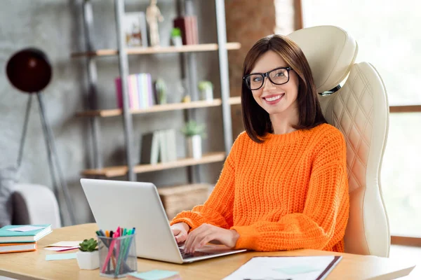 快乐迷人的人物形象数字营销专家坐在椅子上用上网本微笑明亮的阁楼办公室里面 — 图库照片