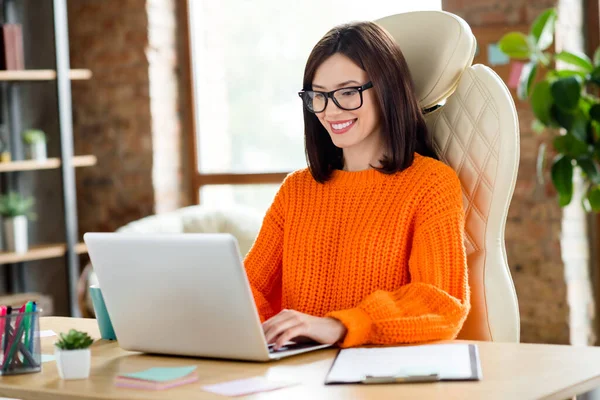 快乐聪明的女士公司胶坐皮椅在室内使用无线上网本阁楼的肖像 — 图库照片