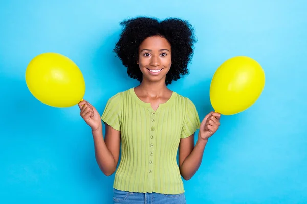 Neşeli Pozitif Mutlu Permalı Yeşil Tişörtlü Kızın Fotoğrafı Mavi Arka — Stok fotoğraf