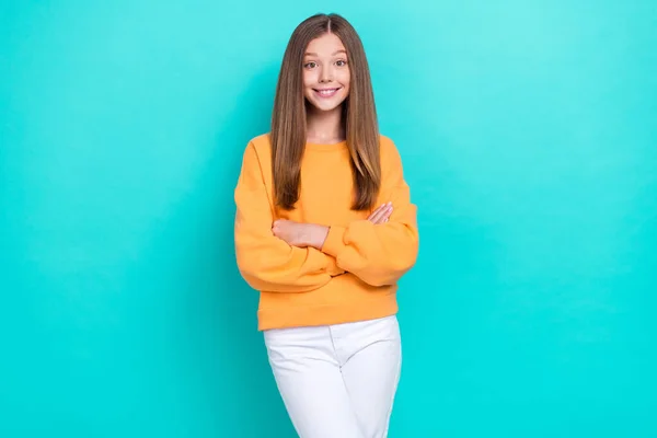 Φωτογραφία Του Νεαρού Αστείο Θετικό Κορίτσι Διπλωμένα Χέρια Φορούν Πορτοκαλί — Φωτογραφία Αρχείου
