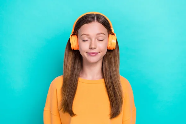 Foto Una Joven Chica Divertida Soñadora Que Usa Auriculares Inalámbricos — Foto de Stock