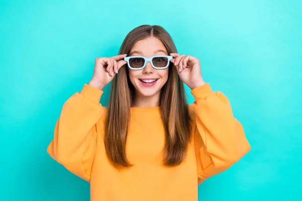 Portrét Fotografie Roztomilé Malé Teenager Dívka Vyzkoušet Její Nové Brýle — Stock fotografie