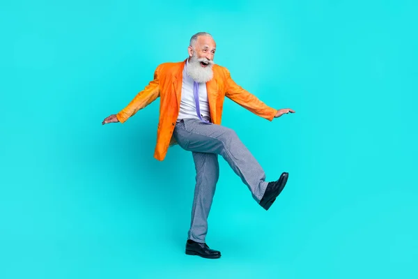 Full Längd Foto Ganska Funky Pensionerad Man Klädd Ljus Orange — Stockfoto