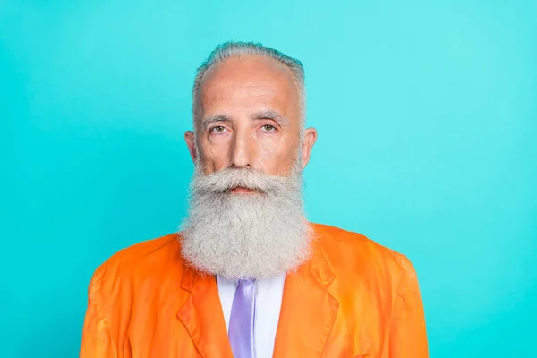 Bild Allvarliga Säker Cool Pensionär Kille Bära Neon Orange Jacka — Stockfoto