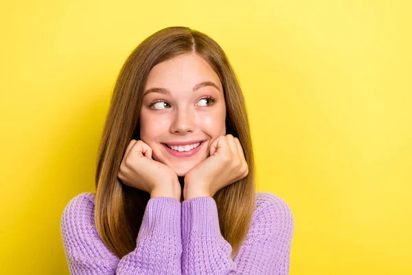 Foto Retrato Mujer Joven Emocionada Toothy Radiante Sonriente Toque Mejillas — Foto de Stock