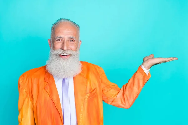 照片上的积极有趣的养老金领取者身穿霓虹灯橙色夹克 手挽手空空的空间隔离的茶色背景 — 图库照片