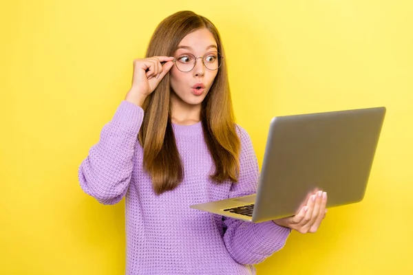写真の若い十代の女の子の服セーター入れ唇ホールドラップトップショックタッチガラス広告ビデオ隔離された黄色の色の背景 — ストック写真
