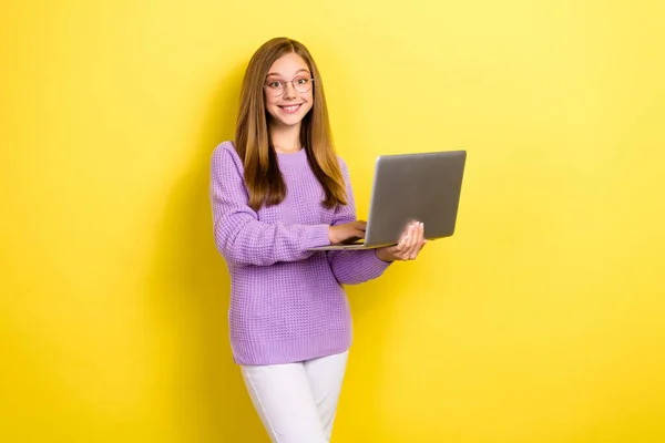 Zdjęcie Młodej Ładnej Dziewczyny Trzymać Nowy Laptop Pracy Jej Pierwszy — Zdjęcie stockowe